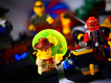 RIGA, LATVIA; 15 Mart 2021: Riga 'daki lego seti ile birlikte lego minifigürü. Legolar, Danimarka 'da Lego Grubu tarafından üretilen popüler bir plastik yapı oyuncağı serisidir.