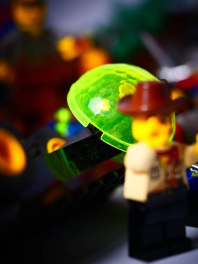 RIGA, LATVIA; 15 Mart 2021: Riga 'daki lego seti ile birlikte lego minifigürü. Legolar, Danimarka 'da Lego Grubu tarafından üretilen popüler bir plastik yapı oyuncağı serisidir.