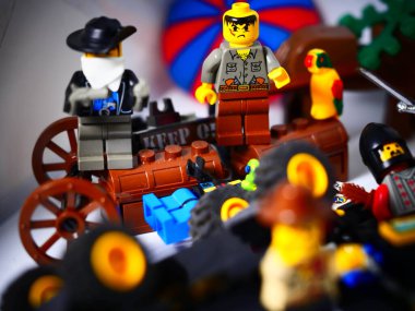 RIGA, LATVIA; 15 Mart 2021: Riga 'daki lego seti ile birlikte lego minifigürü. Legolar, Danimarka 'da Lego Grubu tarafından üretilen popüler bir plastik yapı oyuncağı serisidir.