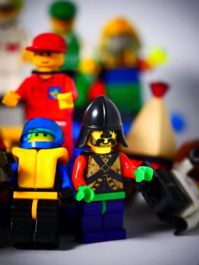 RIGA, LATVIA; 15 Mart 2021: Riga 'daki lego seti ile birlikte lego minifigürü. Legolar, Danimarka 'da Lego Grubu tarafından üretilen popüler bir plastik yapı oyuncağı serisidir.