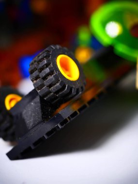 RIGA, LATVIA; 15 Mart 2021: Riga 'daki lego seti ile birlikte lego minifigürü. Legolar, Danimarka 'da Lego Grubu tarafından üretilen popüler bir plastik yapı oyuncağı serisidir.