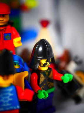 RIGA, LATVIA; 15 Mart 2021: Riga 'daki lego seti ile birlikte lego minifigürü. Legolar, Danimarka 'da Lego Grubu tarafından üretilen popüler bir plastik yapı oyuncağı serisidir.