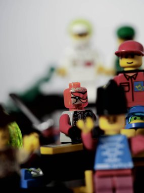 RIGA, LATVIA; 15 Mart 2021: Riga 'daki lego seti ile birlikte lego minifigürü. Legolar, Danimarka 'da Lego Grubu tarafından üretilen popüler bir plastik yapı oyuncağı serisidir.
