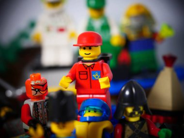 RIGA, LATVIA; 15 Mart 2021: Riga 'daki lego seti ile birlikte lego minifigürü. Legolar, Danimarka 'da Lego Grubu tarafından üretilen popüler bir plastik yapı oyuncağı serisidir.