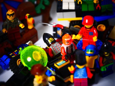 RIGA, LATVIA; 15 Mart 2021: Riga 'daki lego seti ile birlikte lego minifigürü. Legolar, Danimarka 'da Lego Grubu tarafından üretilen popüler bir plastik yapı oyuncağı serisidir.