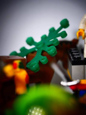 RIGA, LATVIA; 15 Mart 2021: Riga 'daki lego seti ile birlikte lego minifigürü. Legolar, Danimarka 'da Lego Grubu tarafından üretilen popüler bir plastik yapı oyuncağı serisidir.
