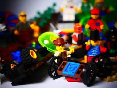 RIGA, LATVIA; 15 Mart 2021: Riga 'daki lego seti ile birlikte lego minifigürü. Legolar, Danimarka 'da Lego Grubu tarafından üretilen popüler bir plastik yapı oyuncağı serisidir.