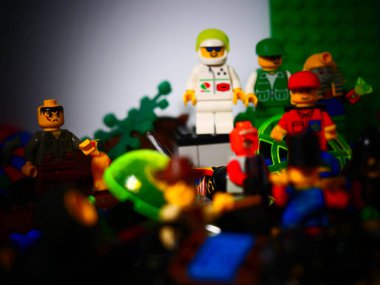 RIGA, LATVIA; 15 Mart 2021: Riga 'daki lego seti ile birlikte lego minifigürü. Legolar, Danimarka 'da Lego Grubu tarafından üretilen popüler bir plastik yapı oyuncağı serisidir.