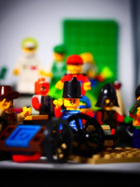RIGA, LATVIA; 15 Mart 2021: Riga 'daki lego seti ile birlikte lego minifigürü. Legolar, Danimarka 'da Lego Grubu tarafından üretilen popüler bir plastik yapı oyuncağı serisidir.