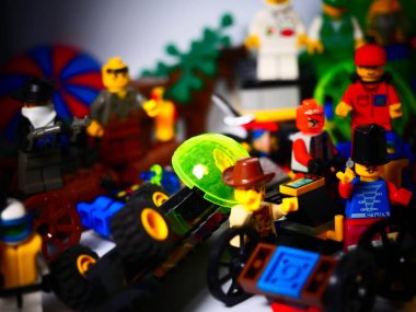 RIGA, LATVIA; 15 Mart 2021: Riga 'daki lego seti ile birlikte lego minifigürü. Legolar, Danimarka 'da Lego Grubu tarafından üretilen popüler bir plastik yapı oyuncağı serisidir.