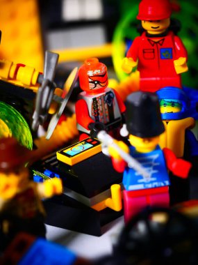 RIGA, LATVIA; 15 Mart 2021: Riga 'daki lego seti ile birlikte lego minifigürü. Legolar, Danimarka 'da Lego Grubu tarafından üretilen popüler bir plastik yapı oyuncağı serisidir.