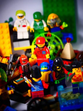 RIGA, LATVIA; 15 Mart 2021: Riga 'daki lego seti ile birlikte lego minifigürü. Legolar, Danimarka 'da Lego Grubu tarafından üretilen popüler bir plastik yapı oyuncağı serisidir.