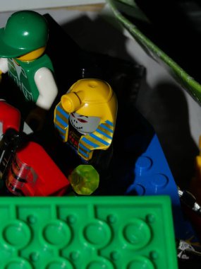 RIGA, LATVIA; 15 Mart 2021: Riga 'daki lego seti ile birlikte lego minifigürü. Legolar, Danimarka 'da Lego Grubu tarafından üretilen popüler bir plastik yapı oyuncağı serisidir.
