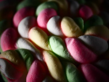 Çarpık, renkli şekerlemelerin arka planı, yakın plan, makro