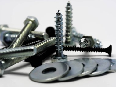 Çeşitli çelik somunlara ve cıvatalara yakın çekim