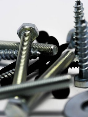 Çeşitli çelik somunlara ve cıvatalara yakın çekim