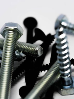 Çeşitli çelik somunlara ve cıvatalara yakın çekim