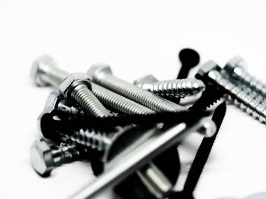 Çeşitli çelik somunlara ve cıvatalara yakın çekim