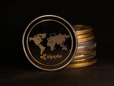 Parlak gümüş ve altın para birimlerinin sembolü olan kripto para birimi geçmişi Bitcoin, Ethereum, Litecoin, zcash, dalgalanma.