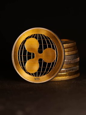 Parlak gümüş ve altın para birimlerinin sembolü olan kripto para birimi geçmişi Bitcoin, Ethereum, Litecoin, zcash, dalgalanma.