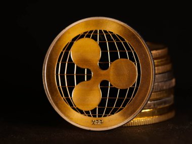 Parlak gümüş ve altın para birimlerinin sembolü olan kripto para birimi geçmişi Bitcoin, Ethereum, Litecoin, zcash, dalgalanma.