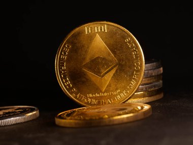 Parlak gümüş ve altın para birimlerinin sembolü olan kripto para birimi geçmişi Bitcoin, Ethereum, Litecoin, zcash, dalgalanma.