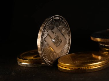 Parlak gümüş ve altın para birimlerinin sembolü olan kripto para birimi geçmişi Bitcoin, Ethereum, Litecoin, zcash, dalgalanma.