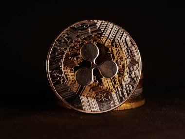 Parlak gümüş ve altın para birimlerinin sembolü olan kripto para birimi geçmişi Bitcoin, Ethereum, Litecoin, zcash, dalgalanma.