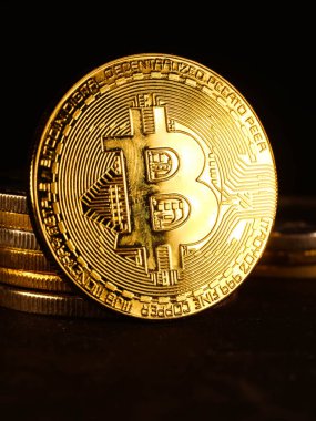 Parlak gümüş ve altın para birimlerinin sembolü olan kripto para birimi geçmişi Bitcoin, Ethereum, Litecoin, zcash, dalgalanma.