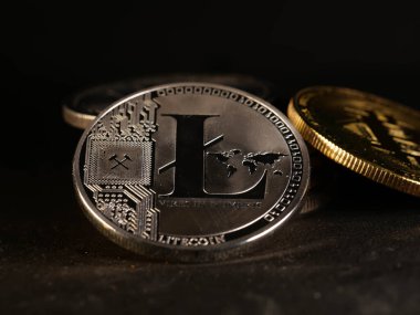 Parlak gümüş ve altın para birimlerinin sembolü olan kripto para birimi geçmişi Bitcoin, Ethereum, Litecoin, zcash, dalgalanma.