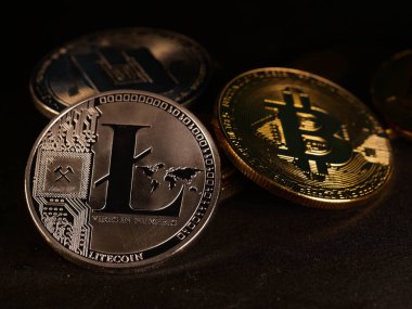 Parlak gümüş ve altın para birimlerinin sembolü olan kripto para birimi geçmişi Bitcoin, Ethereum, Litecoin, zcash, dalgalanma.