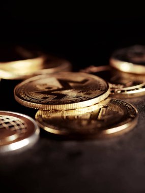 Parlak gümüş ve altın para birimlerinin sembolü olan kripto para birimi geçmişi Bitcoin, Ethereum, Litecoin, zcash, dalgalanma.