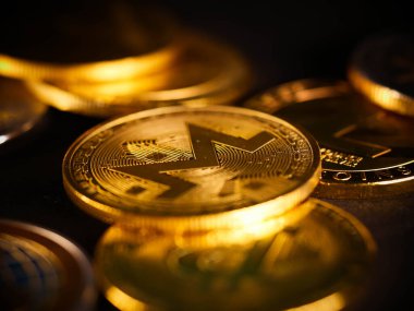 Parlak gümüş ve altın para birimlerinin sembolü olan kripto para birimi geçmişi Bitcoin, Ethereum, Litecoin, zcash, dalgalanma.