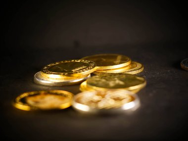 Parlak gümüş ve altın para birimlerinin sembolü olan kripto para birimi geçmişi Bitcoin, Ethereum, Litecoin, zcash, dalgalanma.