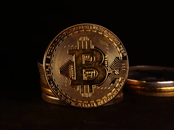 Parlak gümüş ve altın para birimlerinin sembolü olan kripto para birimi geçmişi Bitcoin, Ethereum, Litecoin, zcash, dalgalanma.