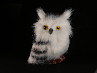 Baykuş ve papağan oyuncakları farklı şekil ve boyutlarda.