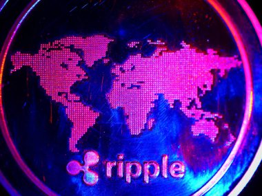 Parlak gümüş ve altın para birimlerinin sembolü olan kripto para birimi geçmişi Bitcoin, Ethereum, Litecoin, zcash, dalgalanma.