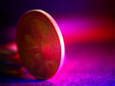 Parlak gümüş ve altın para birimlerinin sembolü olan kripto para birimi geçmişi Bitcoin, Ethereum, Litecoin, zcash, dalgalanma.