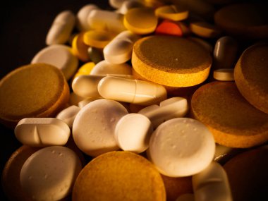 Eczacılık antibiyotik hapları. Beyaz arka plan kapsül haplarına renkli antibakteriyel haplar.