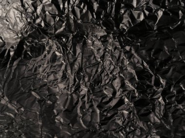 Parlak, düz olmayan yüzeyi olan gümüş yapraklı ince bir zemin.