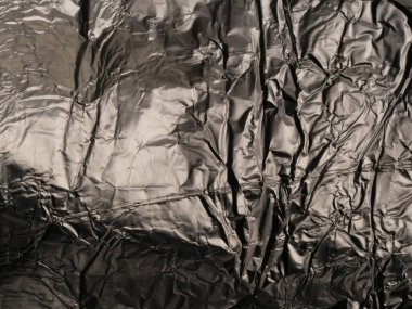 Parlak, düz olmayan yüzeyi olan gümüş yapraklı ince bir zemin.