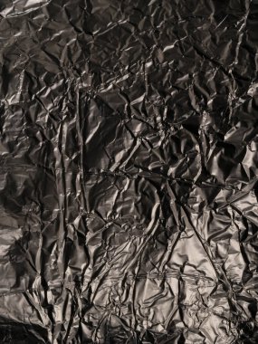 Parlak, düz olmayan yüzeyi olan gümüş yapraklı ince bir zemin.