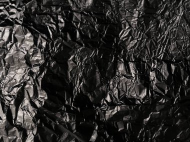 Parlak, düz olmayan yüzeyi olan gümüş yapraklı ince bir zemin.