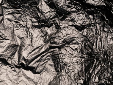 Parlak, düz olmayan yüzeyi olan gümüş yapraklı ince bir zemin.