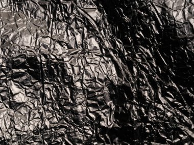 Parlak, düz olmayan yüzeyi olan gümüş yapraklı ince bir zemin.