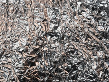 Parlak, düz olmayan yüzeyi olan gümüş yapraklı ince bir zemin.