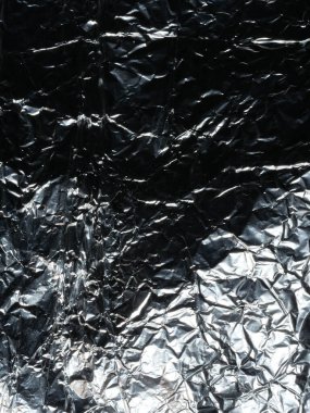 Parlak, düz olmayan yüzeyi olan gümüş yapraklı ince bir zemin.