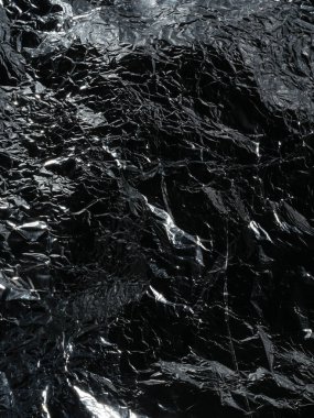 Parlak, düz olmayan yüzeyi olan gümüş yapraklı ince bir zemin.