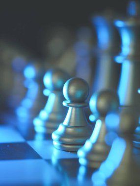 Altın satranç tahtası oyunu. Strateji fikirleri konsepti iş dünyası fütüristik grafik simgesi.