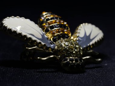 Bahar modası aksesuarları, parlak boncuklar, moda eşyaları.